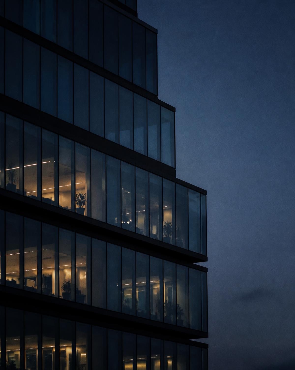 Fachada de torre corporativa moderna ao anoitecer